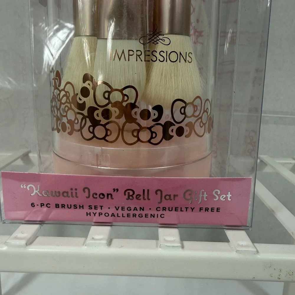 Hello Kitty 6 piece Makeup Brushes Kawaii Icon Bell Jar Gift Set Pearl Pink